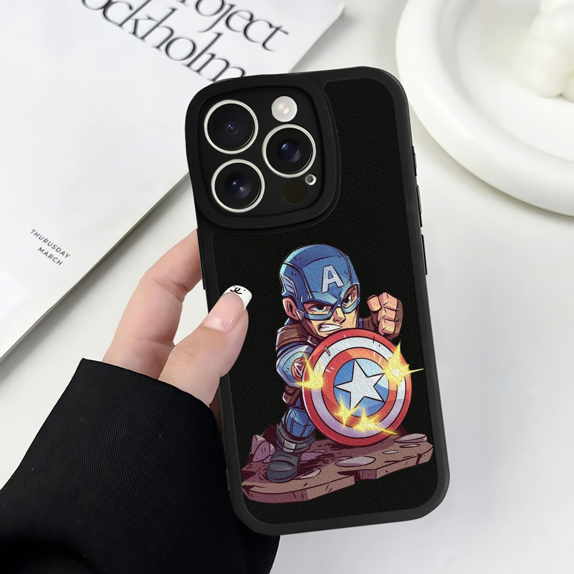 （画像用） アベンジャーズ The Avengers 【iPhone 16シリーズ対応】シリコンスマホケース（レザー調） 材質：シリコン